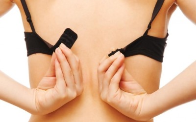 Pakai BH Berkawat, Wanita Ini Selamat dari Petir