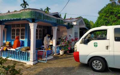 Keluarga Pasien Covid-19 di Teluk Masjid Ikuti Test Swab