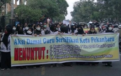 Desak Cabut Perwako, Ribuan Guru Pekanbaru Demo Walikota