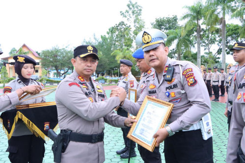 AKBP Asep Sujarwadi Berikan Penghargaan Kepada Personil Polres Siak Berprestasi