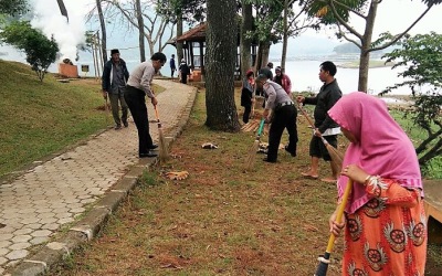 Lihat, Polsek Darma Gelar Baksos Di Waduk