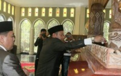 Ketua DPRD Bersama Bupati Tabur Bunga di Makam SS Kasim II