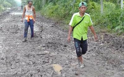 Jalan Teluk Rukam Rusak Parah, Kendaraan Susah Lewat 