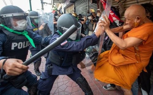 Biksu Thailand Digebuk Polisi saat Demo di KTT APEC Bangkok