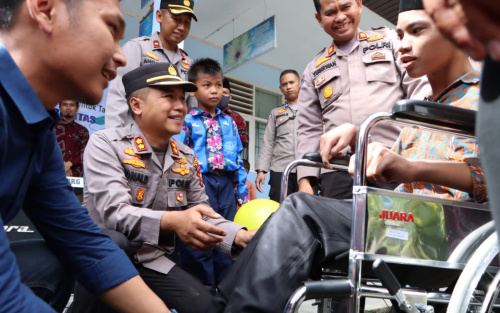 Kunjungi SLB Negeri Siak, Kapolres Bantu Kursi Roda