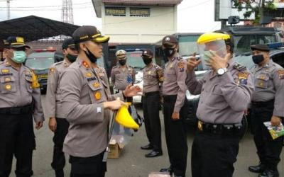 Kapolres Tapsel Serahkan Bantuan APD ke Personil