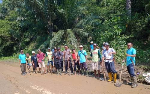 Camat Luas dan Kades Turun Tangan Bersihkan Bahu Jalan Provinsi