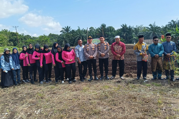 Polres Siak Tanam Jagung Serentak di Lahan Ponpes Darul Qur'an Sungai Apit