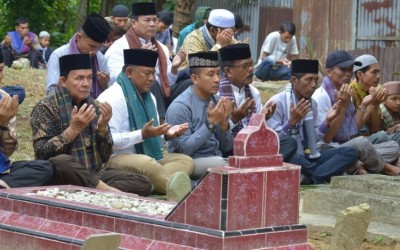 Tradisi Hari Raya Enam, Wisata Religi Ziarah Kubur