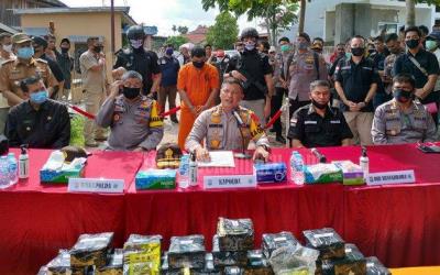 Polda Riau Tangkap Bandar Narkoba serta 24 Kg Sabu