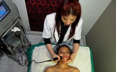 Wajah Kencang dengan Perawatan Radio Frekuensi Tripolar