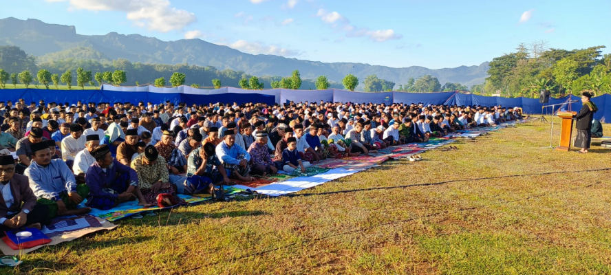 Ribuan Umat Islam di Bancar Ikuti Sholat Id Serta Sembelih 21 Sapi dan 96 Kambing