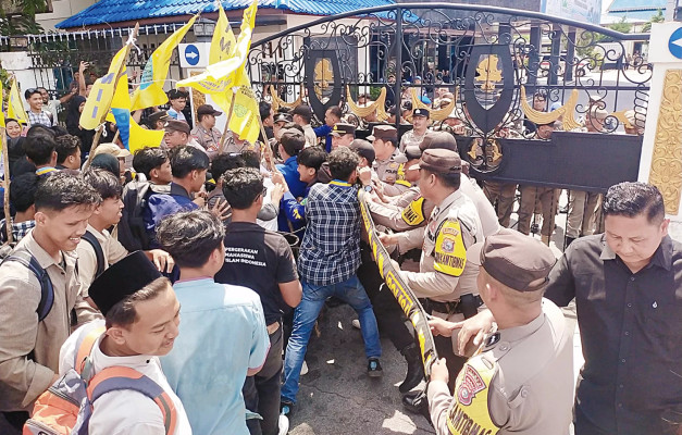 Sopir dan Mahasiswa Segel Kantor Dishub Bengkalis, Kadis Dituntut Mundur