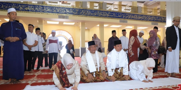 Bupati dan Wakil Bupati Rohul Sujud Syukur di Islamic Center