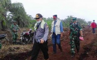 Bupati Suyatno Pantau Lokasi Karlahut Rohil dengan Heli