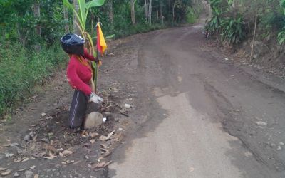 Warga Kecamatan Sawoo Tagih Janji Bupati Ipong