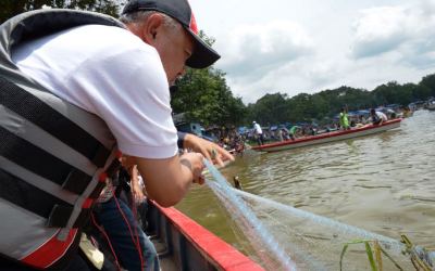 Hebohnya Mauok, Iven Tahunan Menjala Ikan di Danau Bokuok