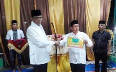 Bupati Rohil Serah Dana Rp 1 Miliar untuk Masjid Agung