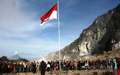 Mensesneg: Pengibaran Bendera Merah Putih 14-18 Agustus