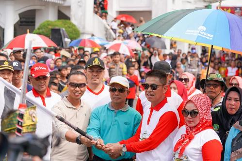 Bupati Rohil Afrizal Sintong Lepas 86 Peserta Pawai Karnaval