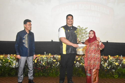 Hanya Dua Bupati se-Indonesia, Bupati Kasmarni Terima Penghargaan dari Menpora