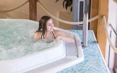 Berendam Air Hangat Setara Jalan Kaki 30 Menit