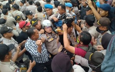 Kapolresta Pekanbaru Pingsan Hadapi Pendemo