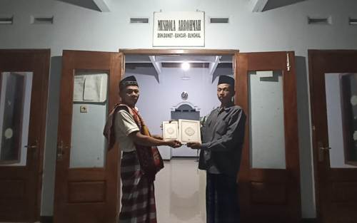 Jamaah Musholla di Ponorogo Terima Al Qur'an dari Donatur