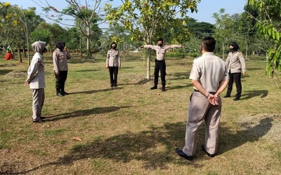 Bagren Polresta Tangerang Bagikan Vitamin dan Masker