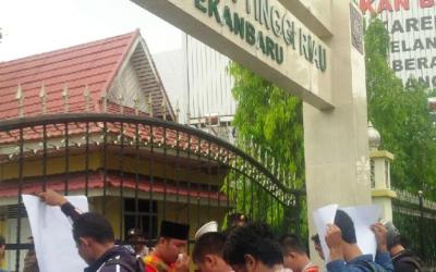 Mahasiswa Meranti Demo Mess Pemda Rp 6 Miliar di Kejati Riau