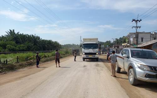 Warga Bathin Solapan Hadang Kendaraan Pertamina Hulu Rokan 