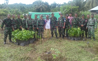 Yonif 113 Jaya Sakti Bireuen Bantu Bibit Kayu Jati Kepada Warga