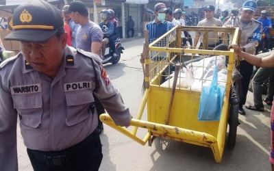 Jalin Kebersamaan Polsek Pasar Kemis Goro Bersama Warga