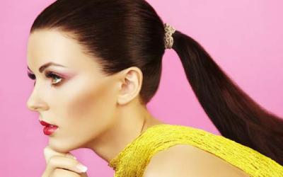 Coba Gaya Rambut Wet Look untuk Tampil Elegan