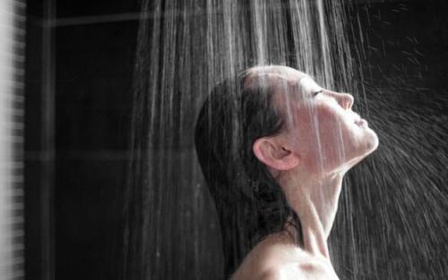 Baik Mana, Mandi Malam dengan Air Dingin atau Air Hangat?