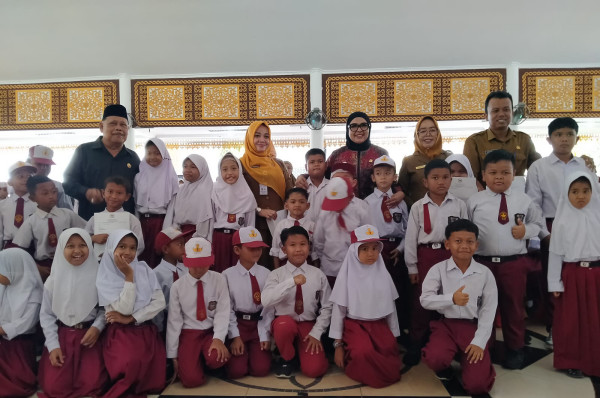 Diserahkan Dewi Juliani, 1.315 Siswa Bengkalis Terima Beasiswa PIP