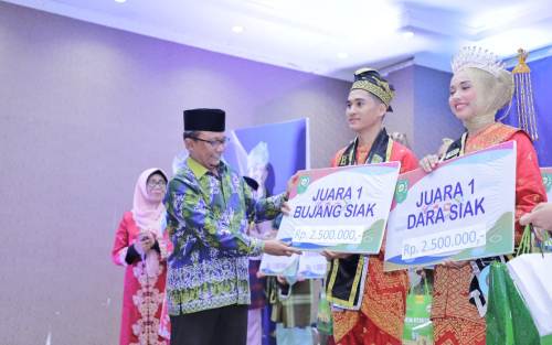 Muhammad Fajri dan Shintia Kurnia Dewi Pemanang Bujang dan Dara Siak