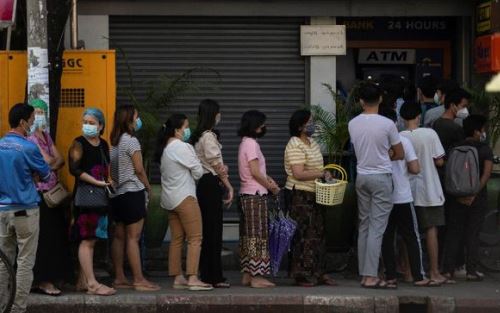 Warga Myanmar Ramai-ramai Tarik Uang dari Bank 