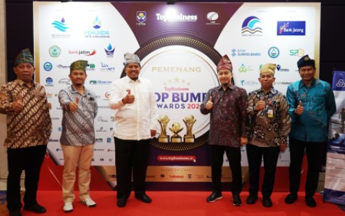 Bupati Siak Alfedri Terima Penghargaan Top BUMD Awards