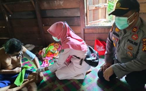 Dampingi Nakes Cek Kesehatan Warga, Kapolsek Sungai Apit Ikut Bantu Sembako