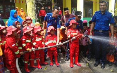 Asik dan Lucunya Anak TK Latihan Padamkan Kebakaran