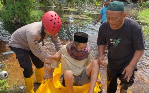 Polres Siak Ikut Evakuasi Korban Banjir dan Dirikan Posko Pengungsian