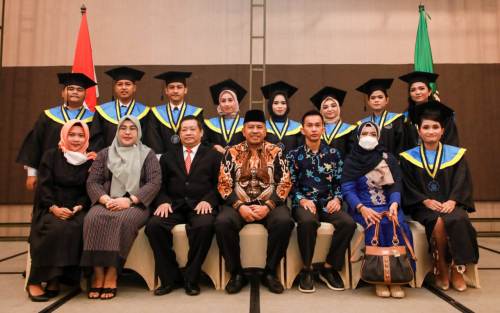 Alfedri Bangga 11 Orang Anak Siak Ikut Wisuda Univesiras HW