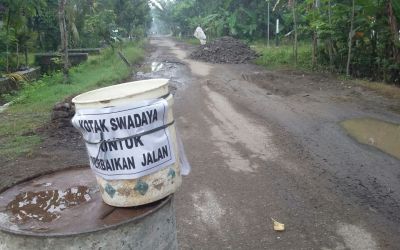 Protes Jalan Rusak, Warga Ponorogo Buka Kotak Amal