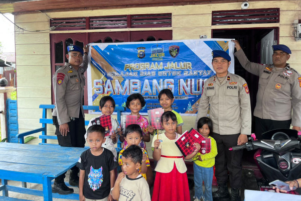 Polairud Polres Meranti Hadir di Desa Alai, Program JALUR Bantu Anak Kurang Mampu