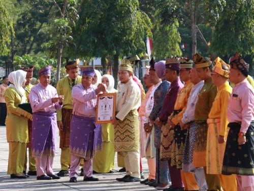 Apel HUT Riau ke 66, Bupati Siak Raih Penghargaan dari Gubri