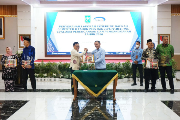 Bupati Asmar Hadiri Penyerahan Laporan BPKP, Soroti IPM dan Keterbatasan Nakes