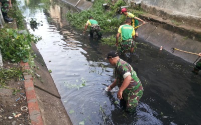 Cegah Banjir, Anggota Kodim Turun ke Sungai
