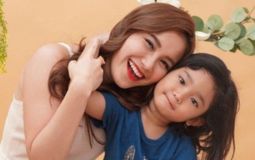 Ayu Ting Ting Laporkan Penghina Anaknya ke Polisi