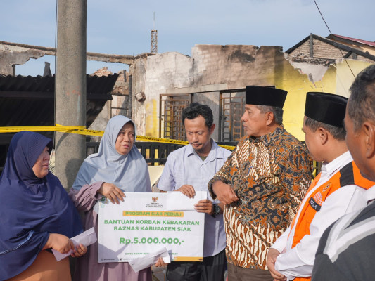 Alfedri Beri Bantuan Korban Kebakaran Rumah di Komplek KPR 1 Perawang